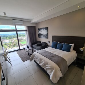 Estudio | Caja fuerte, cortinas opacas, tabla de planchar con plancha