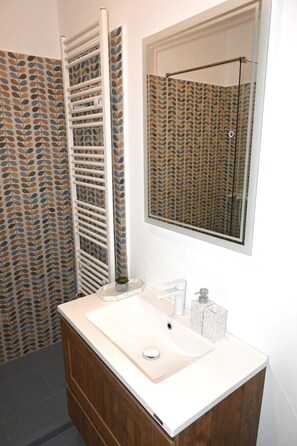 Dusche, Haartrockner, Handtücher