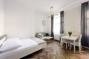 アパートメント | リビング エリア | 42 インチのスマートテレビ (デジタル放送視聴可)