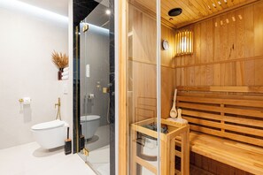 Apartment Sauna | Bad | Dusj, hårføner, såpe og toalettpapir