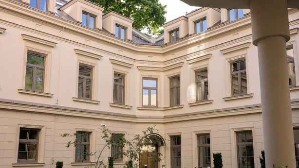 A building with a symmetrical facade, multiple windows, and a central entrance. - Native Apartments Smoleńsk 33 (Kraków)