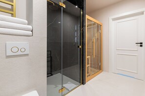 Apartment Sauna | Bagno | Doccia, asciugacapelli, sapone, carta igienica