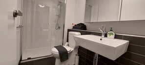 Een douche, een haardroger, handdoeken, zeep