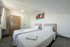 Tabla de planchar con plancha, wifi gratis y ropa de cama 