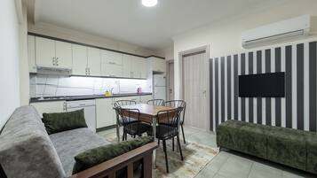 Apartemen, kamar mandi pribadi, pemandangan kebun | Area keluarga | Smart TV 42-inci dengan saluran TV satelit