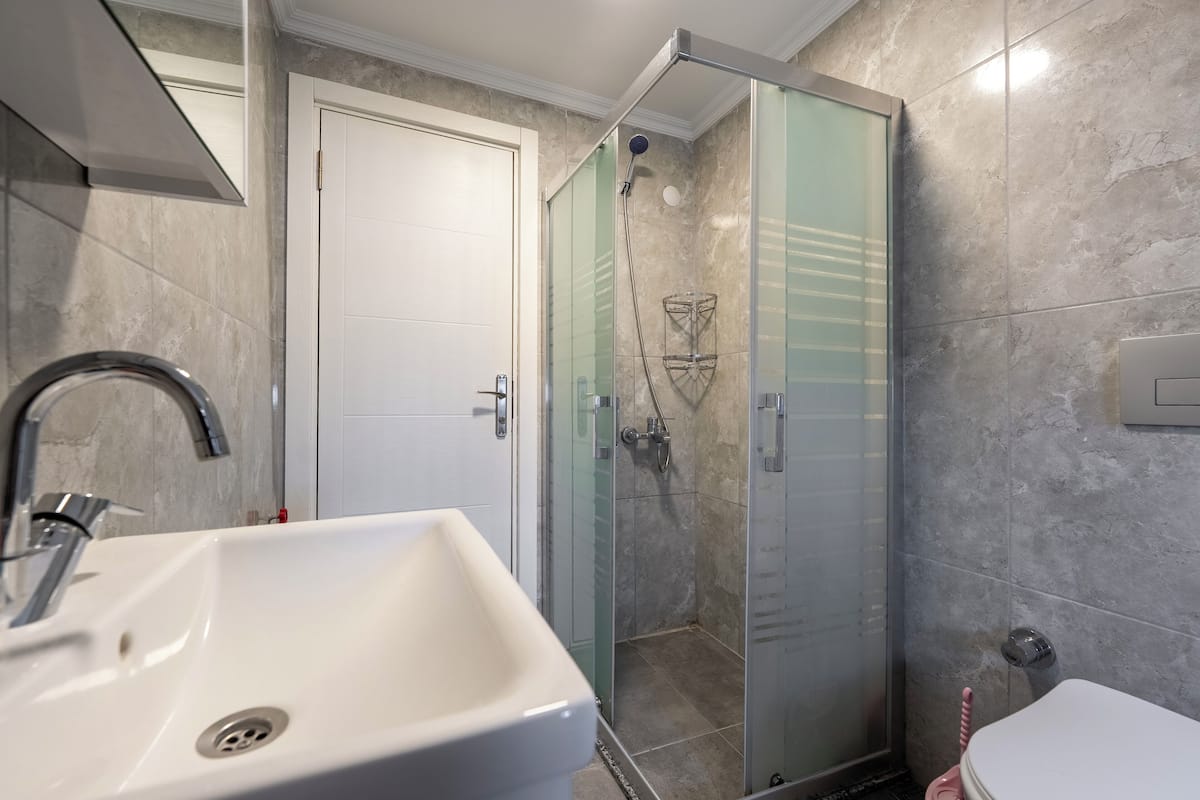 Appartement, vue jardin | Salle de bain | Douche, sĂšche-cheveux, serviettes fournies, savon