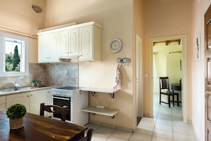 Réfrigérateur, four, plaque de cuisson, cafetière/bouilloire
