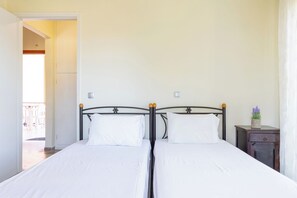 1 quarto, ferros/tábuas de passar roupa, berço de viagem