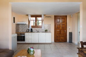 Fridge, oven, stovetop, coffee/tea maker