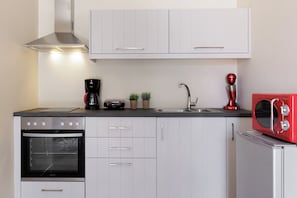 Kjøleskap, mikrobølgeovn, ovn og kokeplater