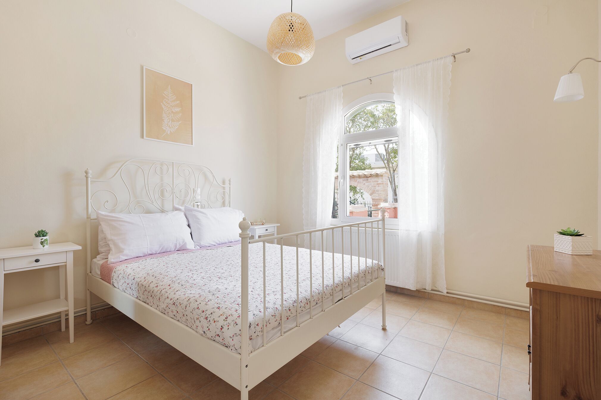 2 bedrooms, travel cot, free WiFi, bed sheets