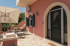 Outdoor dining - Central Boho Apartment by Konnect, Ipsos (Corfu)