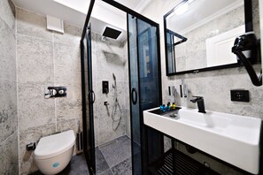 Shower, hair dryer, towels, soap - The Saint Hotel (Istanbul)