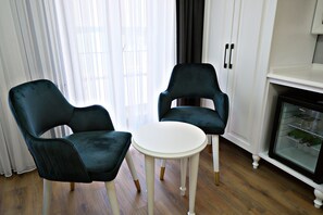 Dobbeltrom – deluxe, 1 queensize-seng, byutsikt | Sengetøy av topp kvalitet, memory foam-senger og minibar (inkludert)