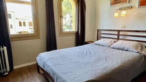 3 間睡房、熨斗/熨衫板、Wi-Fi (收費)、床單