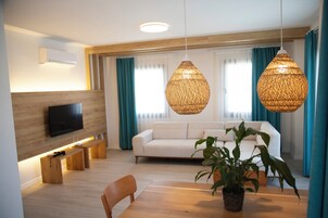 Desk, soundproofing, free WiFi, bed sheets