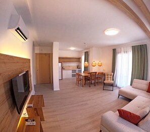 Una scrivania, insonorizzazione, Wi-Fi gratuito, lenzuola