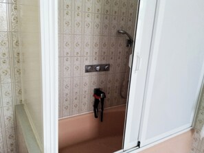 Haartrockner, Bidet, Handtücher, Seife