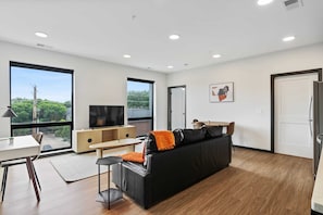 デラックス アパートメント | リビング エリア | 42 インチのスマートテレビ (デジタル放送視聴可)