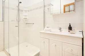 Exclusive House, Multiple Beds, Non Smoking | Bathroom