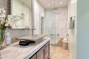 Dusche, Haartrockner, Handtücher