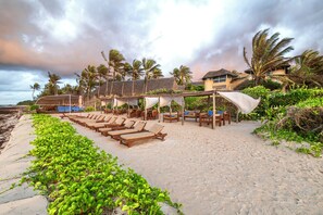 Private beach, white sand - Amani Beachfront Villa by YourHost (Watamu)