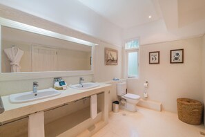 Biệt thự Cao cấp | Phòng tắm | Bồn tắm và buồng tắm vòi sen riêng, khăn tắm 