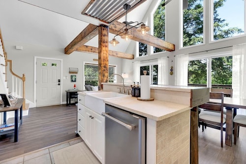 Waterfront Access with Kayaks, Private Deck and a Firepit