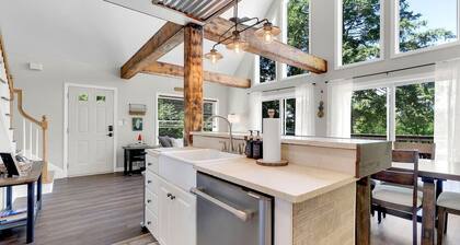 Waterfront Access with Kayaks, Private Deck and a Firepit