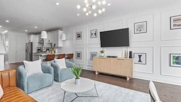 Smart-TV, Kamin, Bücher