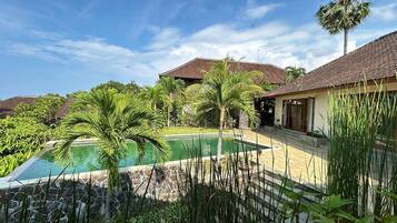 Kolam renang outdoor