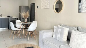 Apartment, 1 Bedroom, Balcony, City View | Bahagian dalam