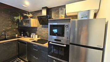 ثلاجة، ميكروويف، فرن، غسالة أطباق