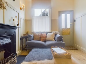 TV connectée, cheminée, livres, espaces bureaux