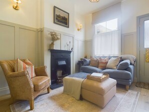 Una Smart TV, una chimenea, libros, una oficina