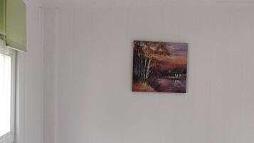 8 bedrooms, WiFi, bed sheets