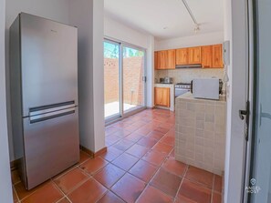 Kylskåp, mikrovågsugn, ugn och spishäll