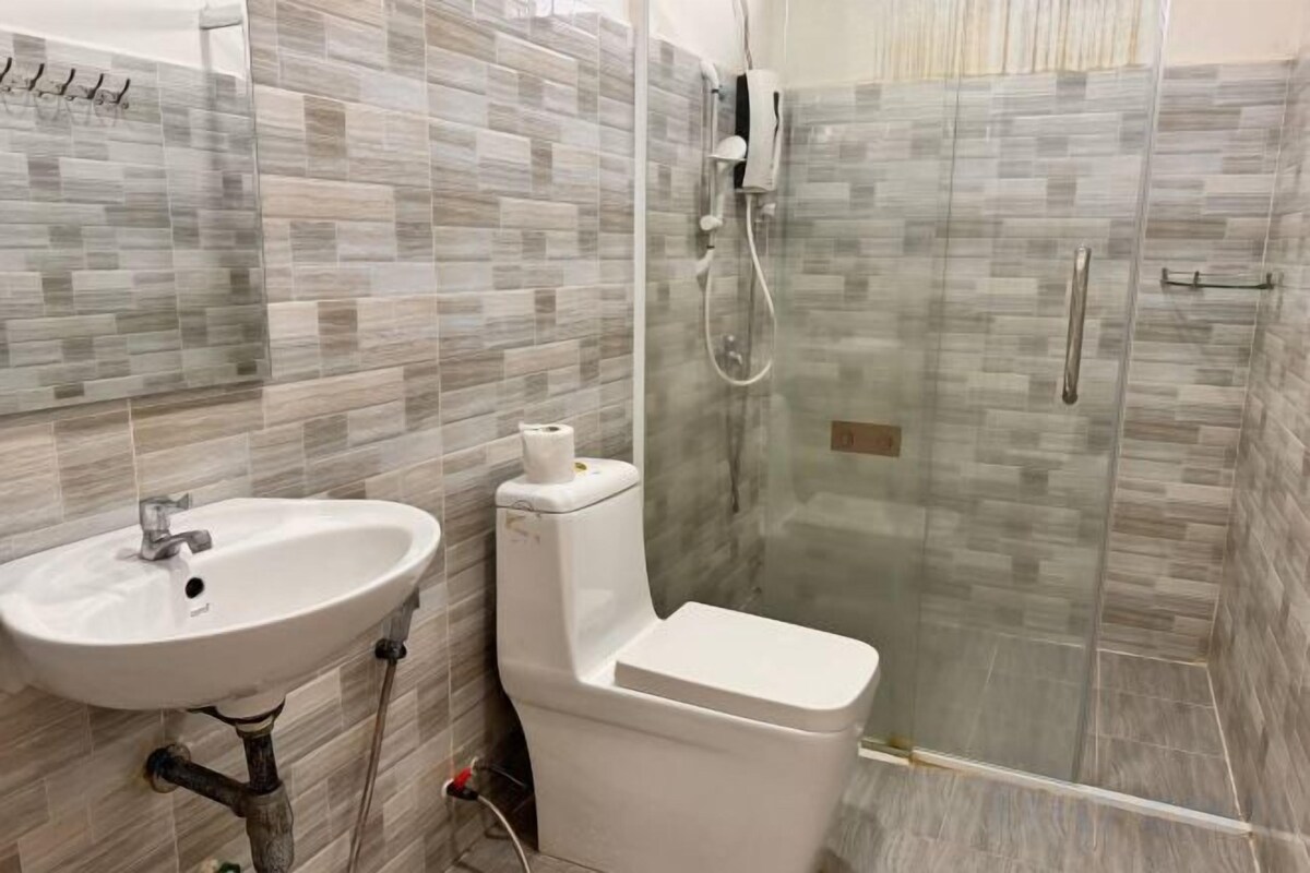 Badezimmer | Kostenlose Toilettenartikel, Haartrockner, Handtücher, Seife