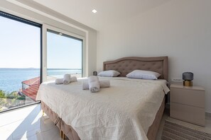 3 bedrooms, iron/ironing board, free WiFi, bed sheets - Seaview Villa A`More with heated pool (Maslenica)