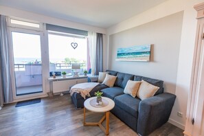 Fernseher, Tischtennisplatte, Stereoanlage