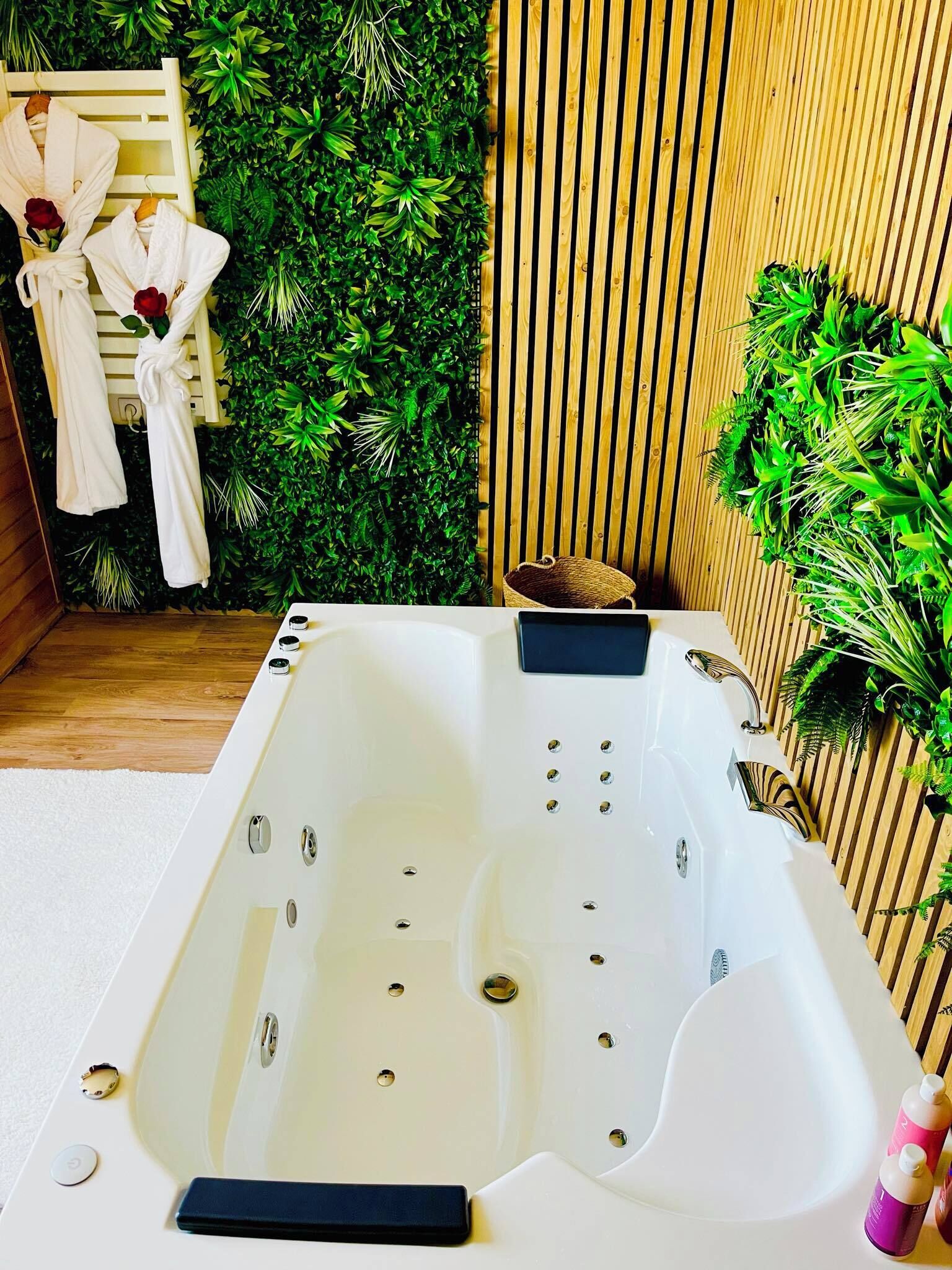 Een bubbelbad, een haardroger, handdoeken, zeep