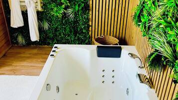 Tina de hidromasaje, secadora de cabello, toallas, jabón