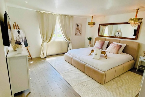 2 dormitoris, un bressol de viatge, wifi i roba de llit