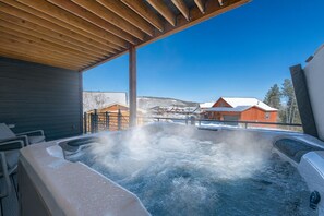 Outdoor spa tub - Private Hot Tub! Alpine Haven - New Stunning Luxury Home, Ski-In/Out (Granby)