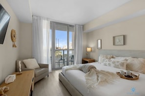 1 bedroom, iron/ironing board, travel crib, WiFi - 1BR Stylish Apt with Pool, Balcony and Gym (Hallandale Beach)