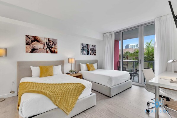 Una scrivania, ferro/asse da stiro, culla da viaggio, Wi-Fi