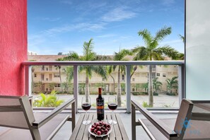 Outdoor dining - Great Studio- Balcony,Pool, Near Beach (Hallandale Beach)