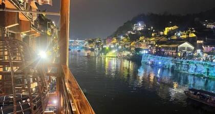 FengjiangdiaojiaolouInn (Fenghuang Ancient Town Hongqiao)
