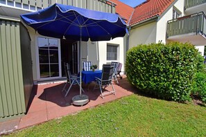 Outdoor dining - Vacation apartment AW-07 in the Baltic seaside resort of Wustrow (Ostseebad Wustrow)