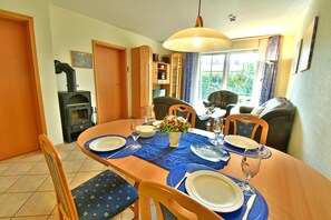 Dining - Vacation apartment AW-07 in the Baltic seaside resort of Wustrow (Ostseebad Wustrow)